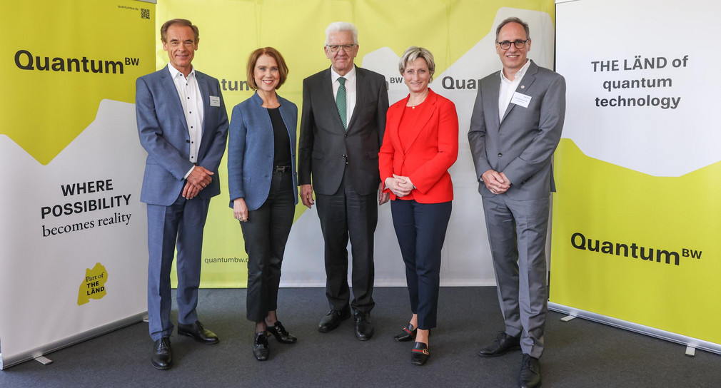 v.l.n.r.: QuantumBW-Sprecher Dr. Volkmar Denner, Wissenschaftsministerin Petra Olschowski, Ministerpräsident Winfried Kretschmann, Wirtschaftsministerin Dr. Nicole Hoffmeister-Kraut und QuantumBW-Sprecher Professor Joachim Ankerhold