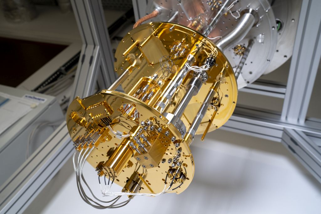 Kryostat eines kryogenen Wafer-Probers für die Charakterisierung von Festkörper-Qubits bei 2 K