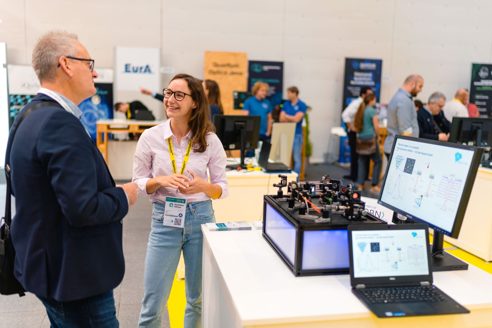 Rebekka Eberle (Fraunhofer IAF) präsentiert ein Exponat zur Demonstration von Spin-basierter Qubit-Kontrolle bei der Quantum Effects 2023.