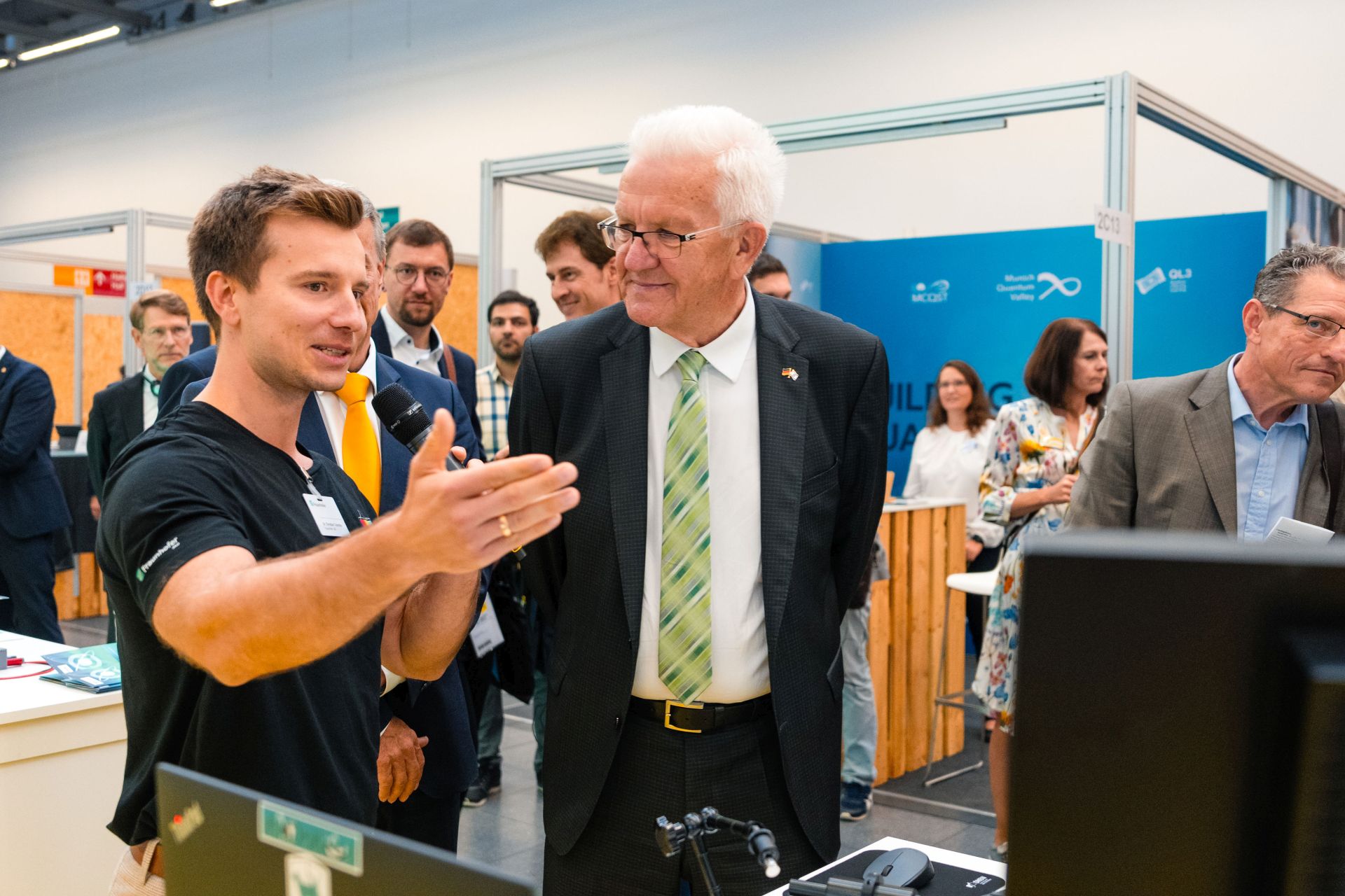 Christian Tutschku stellt Winfried Kretschmann Entwicklungen auf dem Stand von Quantum<sup>BW</sup> vor.