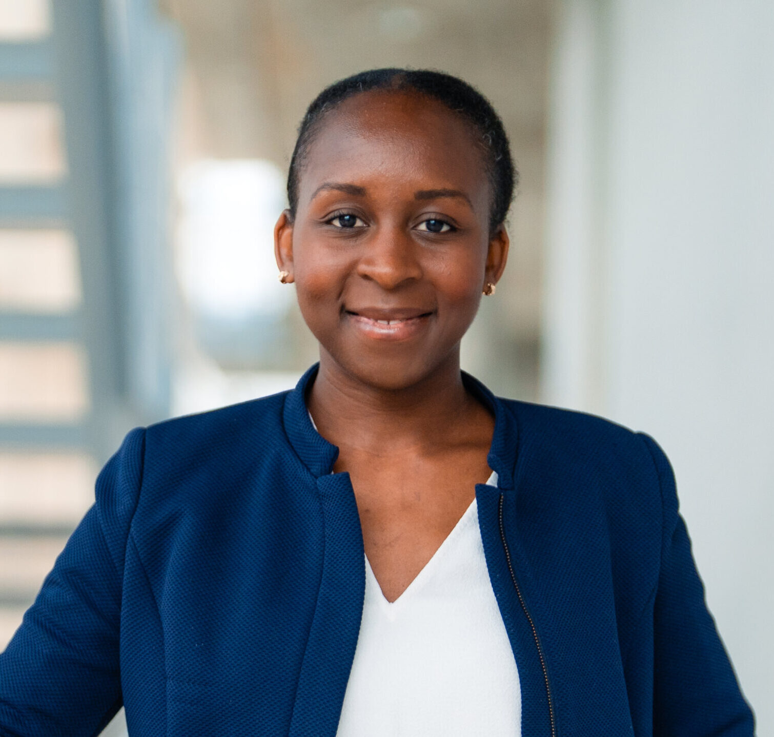 Businessporträt einer jungen, dunkelhäutigen Frau