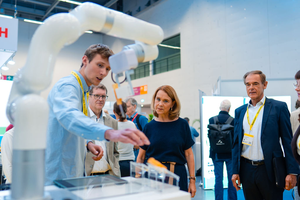 Rundgang der Ministerin Petra Olschowski, Ministerium für Wissenschaft, Forschung und Kunst BW am Gemeinschaftsstand QuantumBW